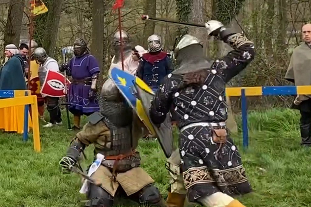 Zwei Schwertkämpfer im Gefecht, einer kniet auf dem Boden